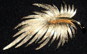 Pastelli Leaf Brooch