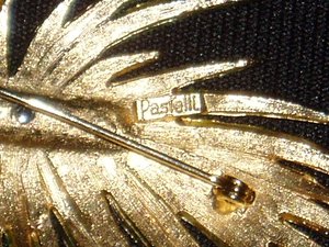 Pastelli Leaf Brooch