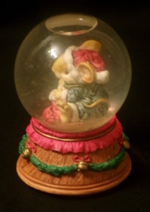 Ganz Little Cheesers Truffles Waterglobe #05375 Christmas Song Medley