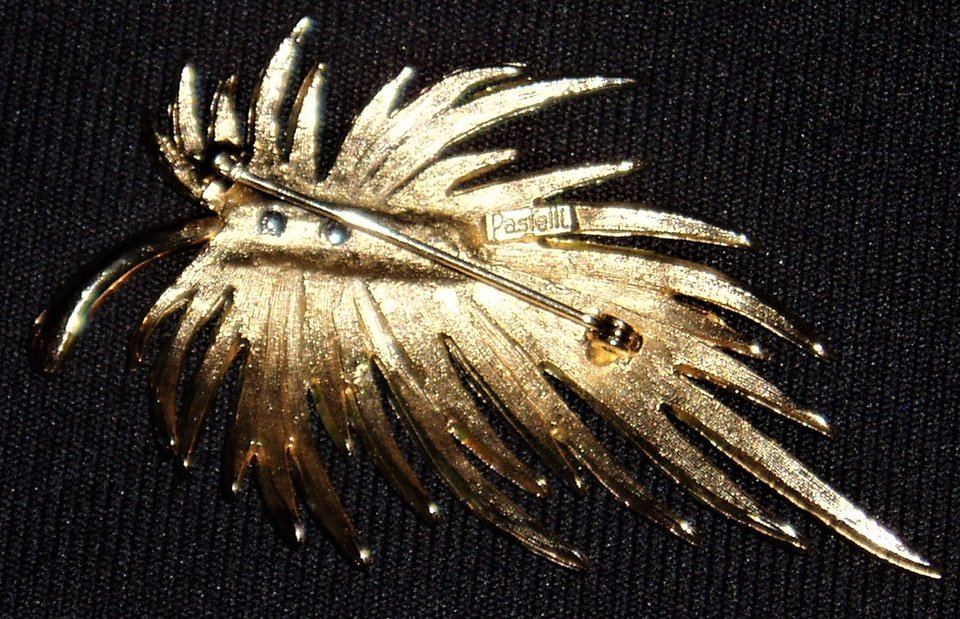 Pastelli Leaf Brooch