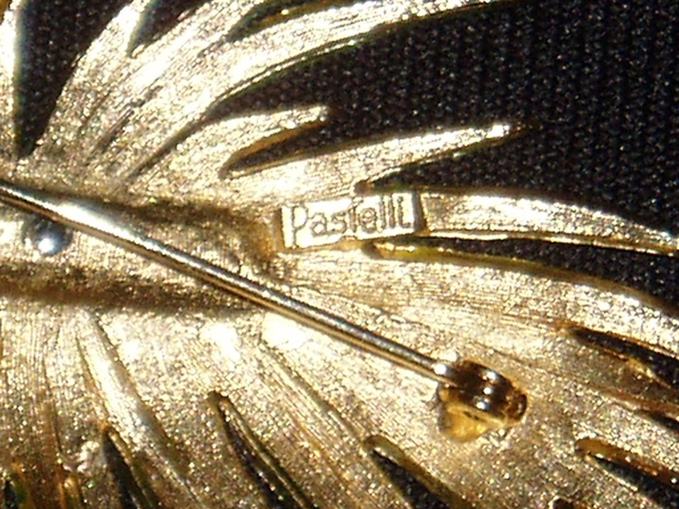 Pastelli Leaf Brooch