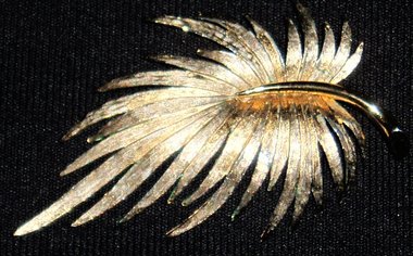 Pastelli Leaf Brooch